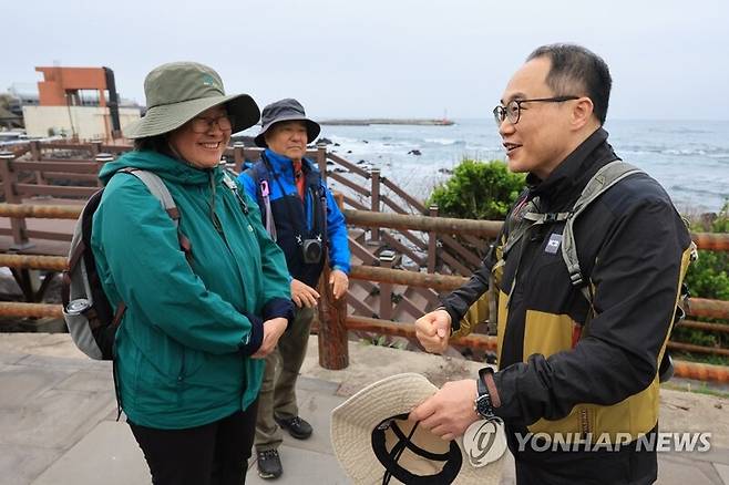 이원석 검찰총장이 24일 오전 제주시 외도동 올레길을 찾아 '손심엉 올레' 관계자들과 인사하고 있다. /출처= 연합뉴스