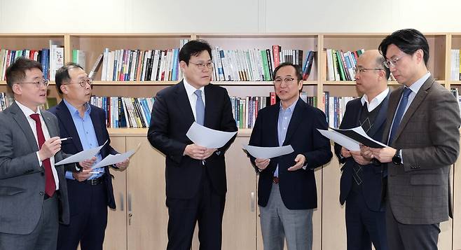 2023 매경 증권대상 심사위원들이 지난 2일 최종 심사를 위해 매경미디어센터에 모여 토론하고 있다. 심사위원장은 최종구 전 금융위원장이 맡았다. 왼쪽부터 김진억 금융투자협회 대외정책본부장, 이철순 에프앤가이드 대표, 최 전 위원장, 신진영 자본시장연구원장, 정지헌 한국거래소 유가증권시장본부 상무, 최강석 금융감독원 자산운용감독국장. 김호영 기자