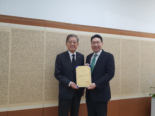이상현 태인 대표(오른쪽)와 김황식 안중근숭모회 이사장.  LS