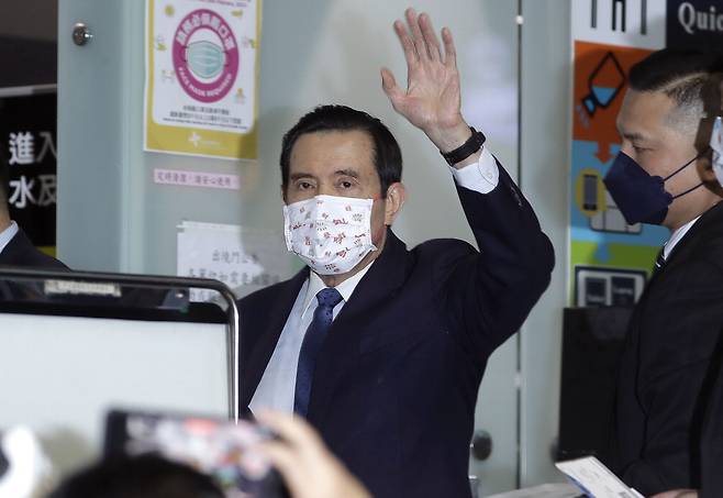 중국을 방문하는 마잉주 전 대만 총통이 27일 타오위안국제공항에서 출국에 앞서 손을 흔들어 보이고 있다.  AP연합뉴스