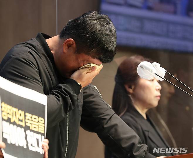 [서울=뉴시스] 전진환 기자 = 27일 오후 서울 여의도 국회 소통관에서 열린 검정고무신 故 이우영 작가 사건 대책위원회 기자회견에서 고인의 동생 이우진 작가가 발언 중 눈물을 닦고 있다.  2023.03.27. amin2@newsis.com