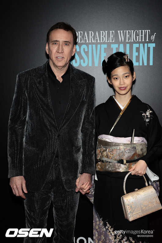 Actor Nicholas of Flüeüe ⁇ e Batting cage, 59, was spotted at the airport with his postnatal seven-month-old daughter August in his arms while traveling with his Japanese wife, Ricoh Shibata, 27.According to the Daily Mails 26th (local time), Nicholas of Flüeüe ⁇ e Batting caged his daughter August Francesca in his arms at JFK Airport in the United States of America.Batting caged her seven-month-old daughter in a bright smile and appeared to be in good spirits, with Ricoh showing off her tiny face and baby bump with a makeup-free face.Batting cages daughter, named after her late father August, flaunted her loveliness in a pink Disney puffer jacket, jeans, striped socks and a cozy white beanie.The couple, who married in 2021, welcomed their first child together on September 7, 2022, at a hospital in Los Angeles, United States of America.August is Ricohs first child, the third for Batting cage.The pair met in Japan in 2020 while filming Prisoners of the Ghostland; she played one of four mannequin women in the film.After their subsequent engagement, they tied the knot in February 2021 at the Wynn Hotel in Las Vegas; five months after they tied the knot, the pair presented their accompanying red carpet at the LA premiere.Meanwhile, Batting cage appeared on Ricohs pre-baby Kelly Clarkson show and said: Im going to have a little girl, Im excited.It will be the greatest adventure in my life (to be a father of a girl). Meanwhile, Batting cage plays Dracula in the horror comedy Lenfield which is about to be released.