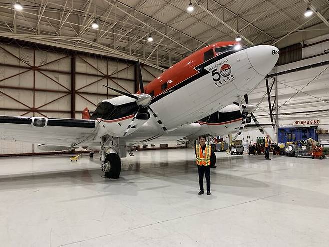 그림 3 : 빙하레이더를 항공기에 장착하기 위해 캐나다 항공사 캔보락에 방문하여 촬영한 사진. 뒤에 보이는 비행기 날개에 빙하레이더 안테나를 장착할 계획이다.