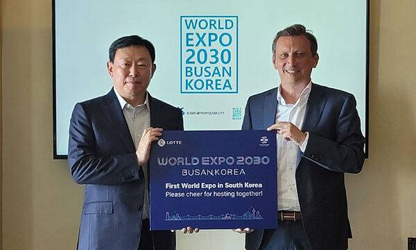 신동빈 롯데 회장(왼쪽)이 지난해 6월 독일 유통사 레베 회장과의 미팅에서 2030부산세계박람회 유치 지지를 당부하고 있다. 롯데 제공