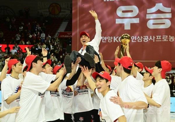 KGC 김상식 감독(가운데 위)이 26일 안양 DB전을 마친 뒤 선수들의 헹가래를 받으며 기뻐하고 있다. 정규리그 개막 이후 한 번도 1위 자리를 빼앗기지 않은 ‘와이어 투 와이어’ 우승이라 더욱 값졌다. 안양 | 주현희 기자 teth1147@donga.com