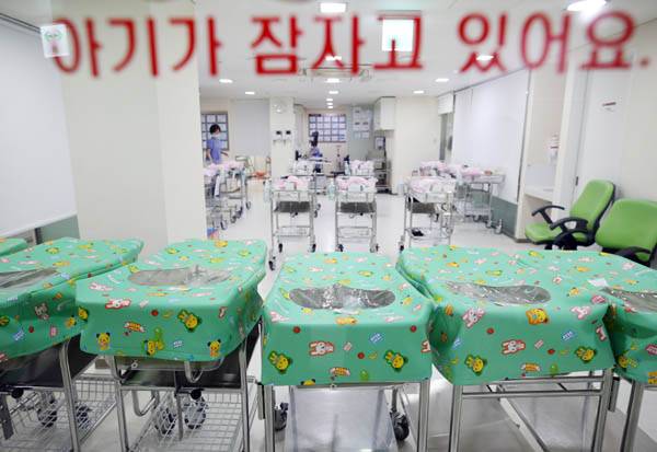 2022년 합계출산율이 경제협력개발기구(OECD) 회원국 중 꼴찌인 0.7명대로 떨어졌다. 사진은 서울의 한 대형병원 신생아실 / 연합뉴스