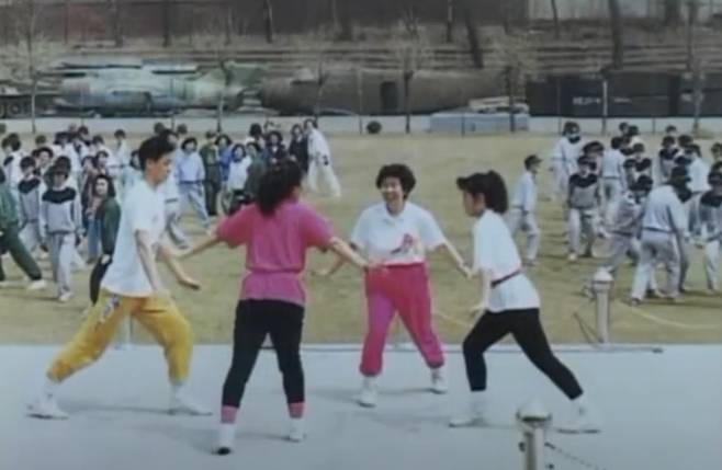젊은이들과 에어로빅을 하며 즐거워하는 고인(분홍색 바지 입은 이) [유족 제공]