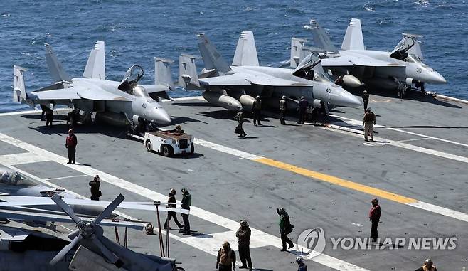 이·착함 훈련하는 F/A-18F 슈퍼호넷 (제주=연합뉴스) 한미 해군 연합 해상훈련이 열린 27일 제주 남쪽 공해상에 진입한 미 핵추진 항공모함 '니미츠'(CVN 68·10만t급)에서 F/A-18F 슈퍼호넷의 이·착함 훈련이 진행되고 있다.
    길이 332.8m, 폭 76.8m, 승조원 5500~6000명 규모인 니미츠함은 F/A-18F 슈퍼호넷 등 전투기와 E-2C 호크아이 조기경보기, 수송기, 헬기 등 각종 항공기 90여 대를 탑재할 수 있는 것으로 알려졌다. 2023.3.27 [사진공동취재단] photo@yna.co.kr