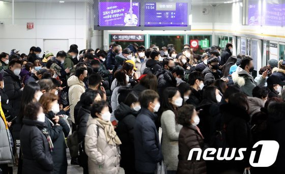 사진은 지난 2021년 1월5일 풍무-김포공항 방향으로 운행하던 김포 골드라인 전동차가 원인을 알 수 없는 이유로 멈춰서면서 승객들이 김포공항역에서 전동차를 기다리고 있는 모습.2021.1.5/뉴스1 ⓒ News1 정진욱 기자