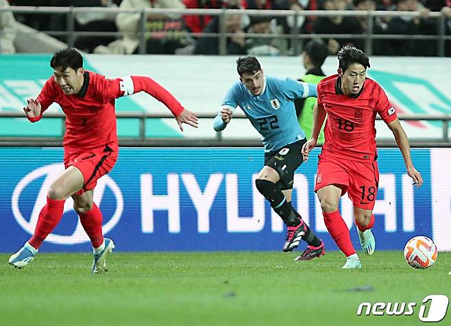 이강인이 28일 오후 마포구 상암동 서울월드컵경기장에서 열린 축구 국가대표 평가전 대한민국과 우루과이의 경기에서 상대 문전을 향해 드리블을 하고 있다. . 2023.3.28/뉴스1 ⓒ News1 박정호 기자