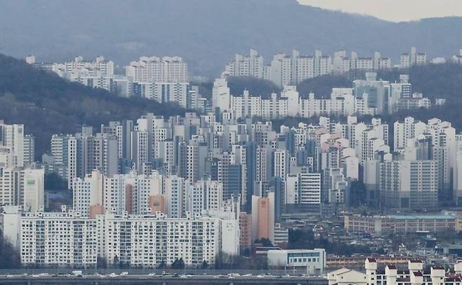 서울 남산에서 바라본 아파트 단지의 모습 [사진=연합뉴스]