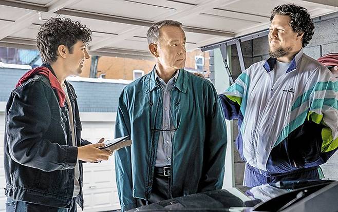 영화 ‘오토라는 남자’에서 주인공 오토 역의 톰 행크스(가운데). /소니 픽쳐스