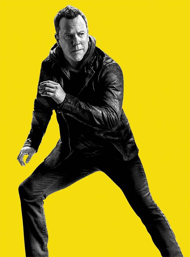 27일 티빙에서 1·2화를 공개한 스릴러 ‘래빗홀’에서 키퍼 서덜랜드는 베테랑 산업 스파이였다가 살인과 테러 누명을 쓰고 쫓긴다. ‘24’ ‘지정 생존자’로 널리 알려진 이 배우에겐 낯설지 않은 역할. 그는 “1970년대 걸작 스릴러 영화의 멋, 두뇌 싸움과 격투뿐 아니라 웃음과 로맨스의 균형도 잘 잡힌 작품”이라고 했다. /파라마운트+