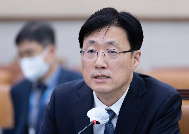 (김형두 헌법재판관 후보자가 28일 오전 서울 여의도 국회 법제사법위원회에서 열린 인사청문회에서 의원 질의에 답변하고 있다. /뉴스1