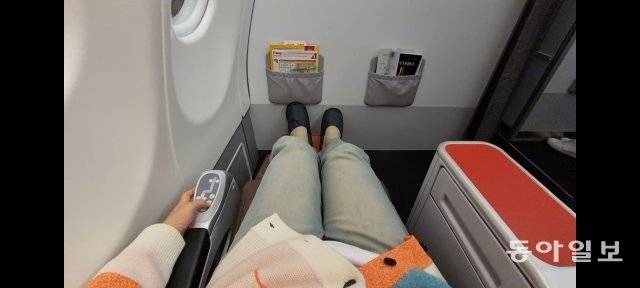 비즈니스석을 165로도 젖힌 상태에서의 모습.  앉았을 때는 넉넉한 레그룸을 제공한다.