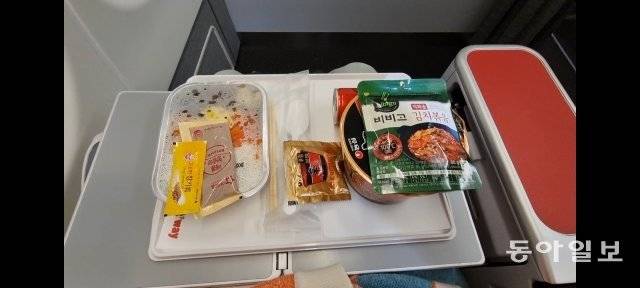 기내식 비빔밥과 라면의 모습.