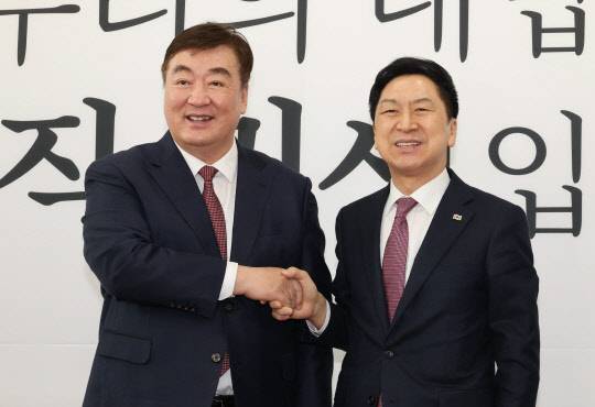 김기현(오른쪽) 국민의힘 대표가 28일 국회 당대표실을 방문한 싱하이밍 주한중국대사와 인사하고 있다.<연합뉴스>