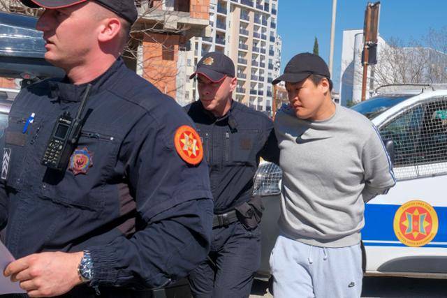 권도형 테라폼랩스 대표가 24일(현지시간) 몬테네그로 수도 포드고리차에서 법정에 출석하고 있다. 포드고리차=AP 뉴시스