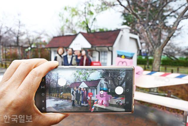 군항제가 열리기 하루 전인 23일 여행객들이 진해 경화역 모형 역사를 배경으로 기념사진을 찍고 있다. 경화역 공원은 창원시관광협의회에서 운영하는 '별빛 생태인문학 향연'의 주무대다.