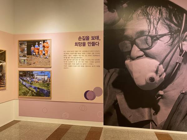 포항제철소 냉천범람 피해복구 사진전의 장면.&nbsp;