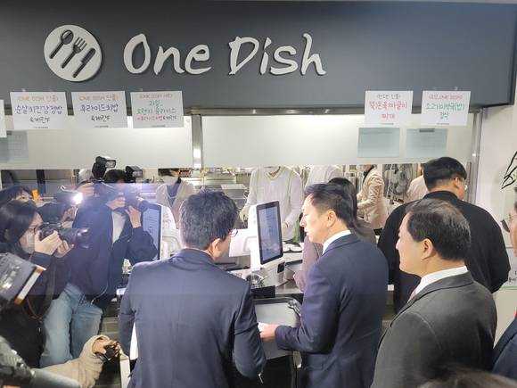 김기현 국민의힘 대표가 28일 서울 경희대학교 학생식당에서 조식을 배식받고 있다. [사진=정호영 기자]