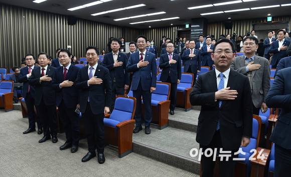 김기현 국민의힘 대표와 주호영 원내대표를 비롯한 의원들이 16일 오후 서울 여의도 국회에서 열린 의원총회에서 국민의례를 하고 있다. [사진=김성진 기자]