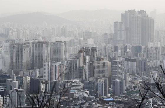 이전 문재인 정부에서 전국 110여곳으로 확대됐던 규제지역이 현재 서울 강남서초·송파·용산구 등 4곳만 남겨 놓고 해제됐다. 규제 내용도 대폭 완화돼 사실상 유명무실해졌다. 사진은 서울 남산에서 바라본 서울시내 아파트. 뉴시스