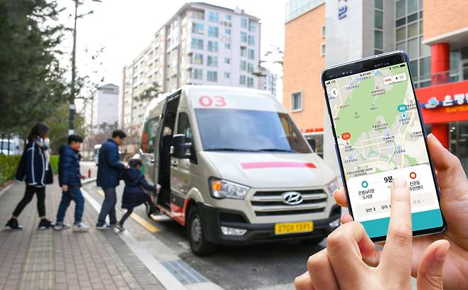 미니버스를 활용한 DRT는 승객이 스마트폰 앱으로 원하는 승하차 정류장을 선택하고 호출해 타고 내리는 방식이다. 사진은 지난해까지 서울 은평뉴타운에서 운행된 DRT 서비스 '셔클'. [사진 현대자동차]
