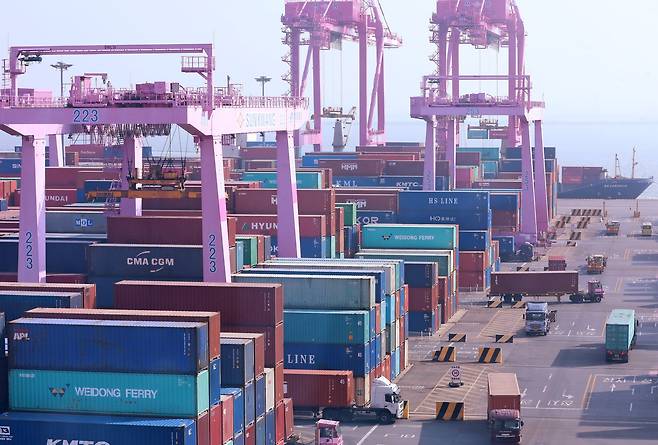 지난 21일 인천 연수구의 인천신항에 컨테이너가 쌓여있는 모습. 뉴스1