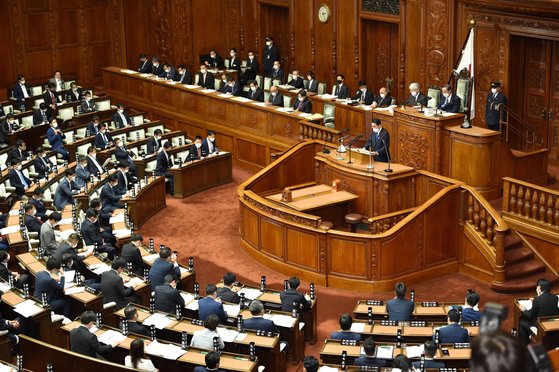 일본 참의원은 28일 올해 예산안을 확정했다. AFP=연합뉴스