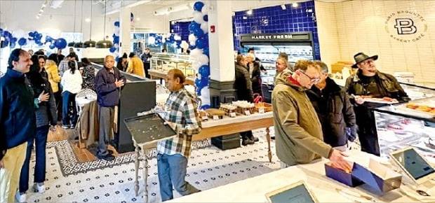 미국 뉴저지에 있는 파리바게뜨 레드뱅크점에서 현지 고객들이 빵을 고르고 있다. /SPC 제공