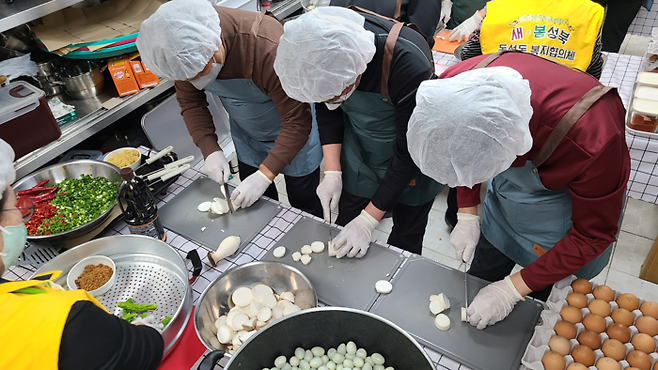 서울 성북구 동선동주민센터와 동선동 지역사회보장협의체는 지역에 거주하는 1인가구 중·장년 남성을 위한 요리교실 ‘요리하는 동선동 남자들’(요동남) 프로그램을 운영하고 있다. 22일 동선동주민센터에서 요리를 하고 있는 참가자들. 성북구 제공