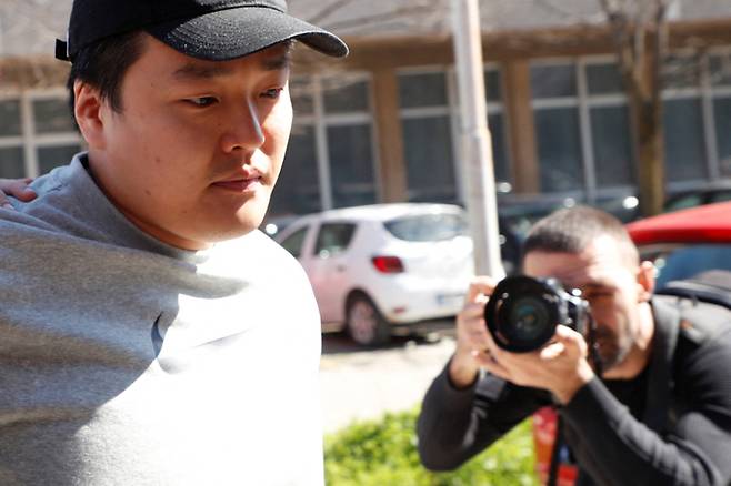 권도형 테라폼랩스 대표가 24일(현지시간) 몬테네그로 포드고리차 법원에 출두하고 있다. 로이터연합뉴스