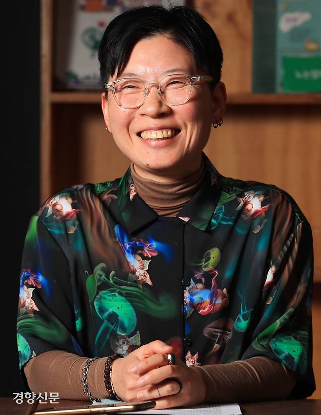 나영정 가족구성권연구소 정책팀장은 가족구성권을 “자신이 원하는 사람과 살아갈 권리”라고 설명하며 “정상가족 틀에서 벗어난 사람들이 늘어나는 상황에서 꼭 가족이란 이름이 아니어도 서로 돌보는 다양한 관계들을 가족처럼 보호해야 한다”고 말했다. 이준헌 기자