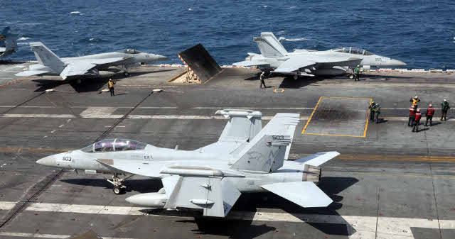한미 해군 연합 해상훈련이 열린 27일 제주 남쪽 공해상에 진입한 미 핵추진 항공모함 '니미츠'(CVN 68·10만t급)에서 F/A-18F 슈퍼호넷 이함 훈련이 진행되고 있다. 사진공동취재단