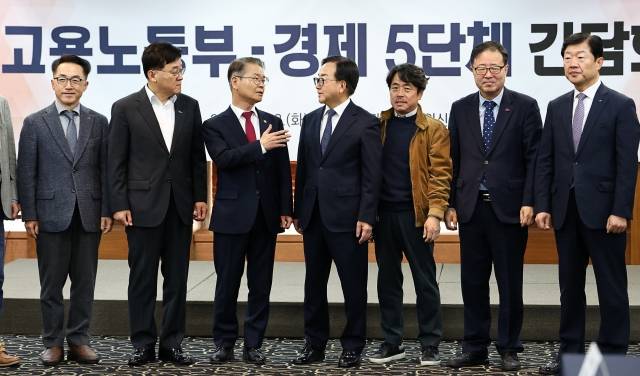 28일 서울 프레스센터에서 열린 고용노동부-경제5단체 간담회에서 이정식 고용노동부 장관(왼쪽 세번째)를 비롯한 참석자들이 간담회 시작에 앞서 대화를 나누고 있다. 왼쪽부터 이호준 한국중견기업연합회 부회장, 정만기 한국무역협회 부회장, 이정식 장관, 이동근 한국경영자총협회 부회장, 권순원 숙명여대 교수, 정윤모 중소기업중앙회 부회장, 우태희 대한상공회의소 부회장. 연합뉴스