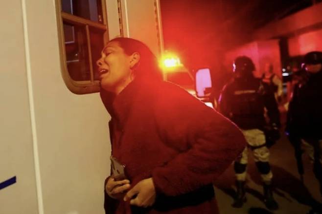 화재 현장에서 살아남은 생존자 모습 [사진 =AFP통신]