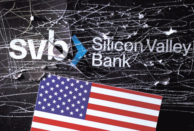파괴된 실리콘밸리은행(SVB) 로고와 미국 국기