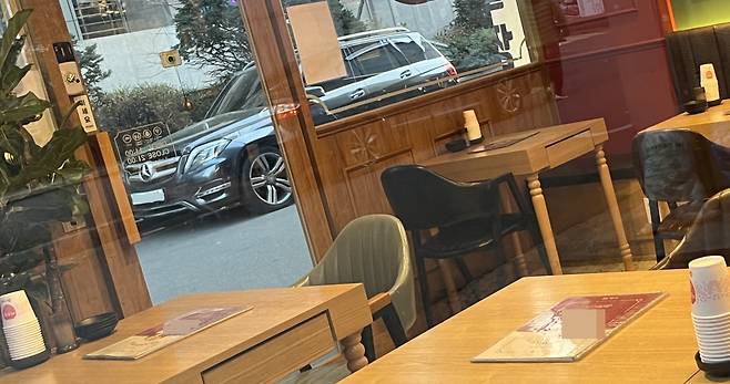 테이블 곳곳에 식수용으로 종이컵이 비치된 음식점. [주소현 기자]