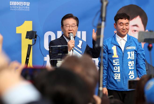 더불어민주당 이재명 대표가 28일 오후 경북 구미시 상사서로 인근에서 경북도의원 보궐선거 구미시 제4선거구에 출마한 채한성 후보에 대해 지지를 호소하고 있다. 연합뉴스