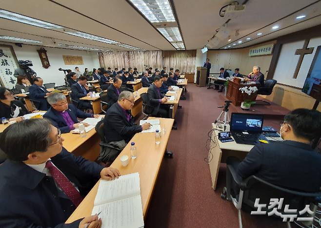 기독교대한감리회 총회실행부위원회가 28일 오후 서울 광화문 감리회본부에서 열렸다. 감리교는 실행부위원회에서 교회협의회 대책 연구위원회 조직을 보고로 받고, 교회협의 동성애 옹호 논란 등에 대한 조사에 들어갔다.