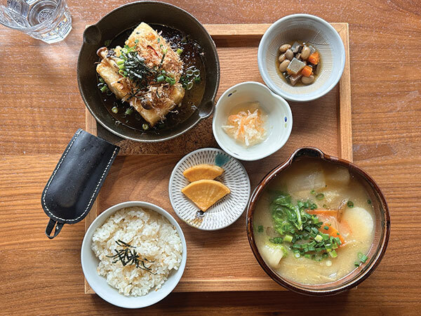 현지인들이 많이 찾는 일본가정식 전문식당 아마미차야의 두부정식. 상차림도 정성스럽고 맛도 깔끔하다