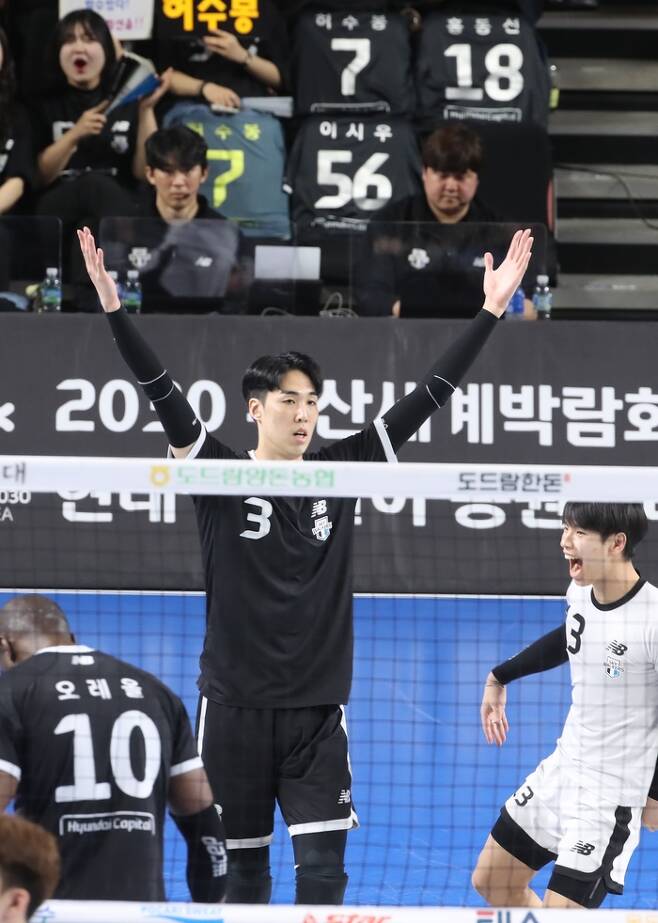 현대캐피탈 김명관이 28일 V리그 플레이오프 3차전에서 한국전력을 상대로 서브에이스 득점 후 기뻐하고 있다. 연합뉴스