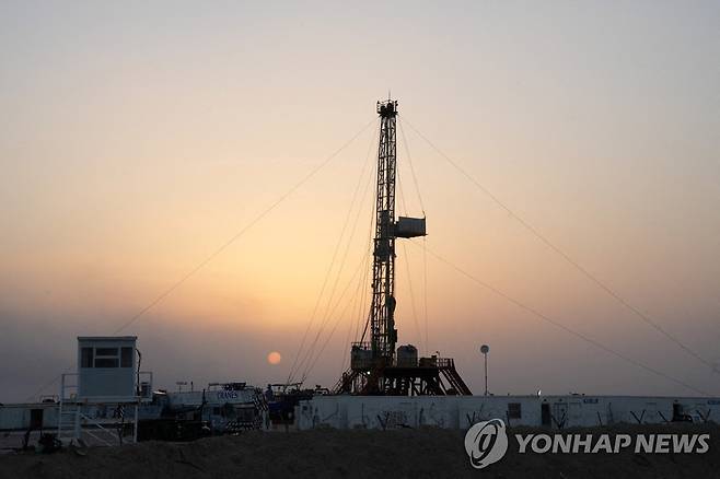 이라크 유전 지대에 있는 원유 굴착기 [연합뉴스 자료사진]