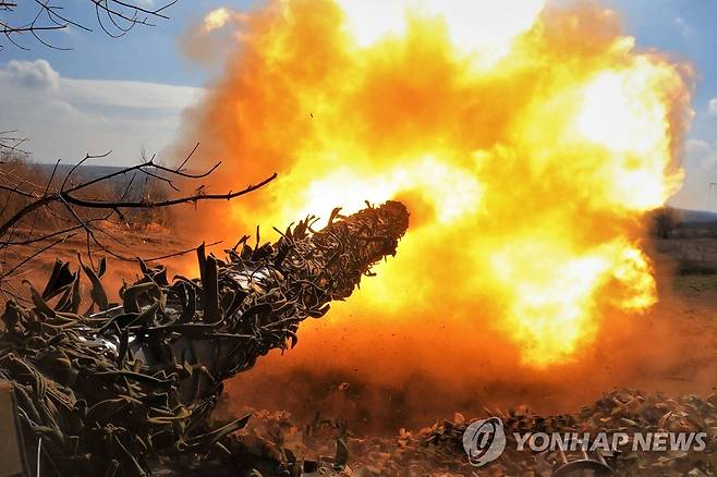 바흐무트 전선에서 러시아군 측을 향해 발포하는 우크라이나군 전차  [AFP 연합뉴스자료사진. 재판매 및 DB 금지]