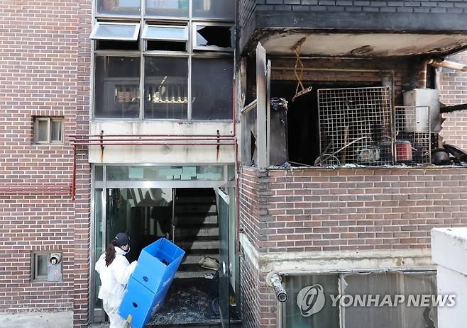 안산 빌라 새벽 화재로 나이지리아 어린 남매 4명 사망 [엲합뉴스 자료사진] 나이지리아 국적 어린이 4명이 숨진 경기도 안산시의 한 빌라 화재 현장에서 지난 27일 오전 경찰과 소방 등 관계자들이 합동 감식을 하고 있다.