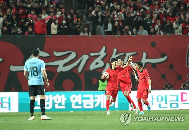 기뻐하는 황인범 (서울=연합뉴스) 신준희 기자 = 28일 서울월드컵경기장에서 열린 한국과 우루과이와의 축구 대표팀 평가전.
황인범이 동점골을 넣은 뒤 환호하고 있다. 2023.3.28 hama@yna.co.kr