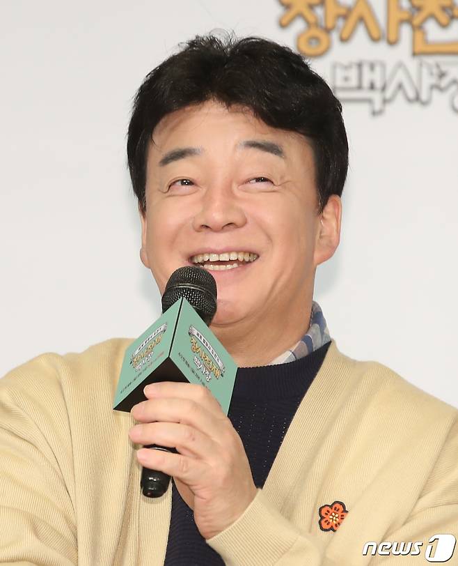 요리연구가 백종원이 29일 오전 서울 마포구 서울가든호텔에서 열린 tvN 신규 예능 '장사천재 백사장' 제작발표회에서 인사말을 하고 있다. '장사천재 백사장'은 대한민국 최고의 외식 경영 전문가 백종원이 한식 불모지에서 직접 창업부터 운영까지 나서는 '백종원의 세계 밥장사 도전기'를 그린다. 2023.3.29/뉴스1 ⓒ News1 권현진 기자