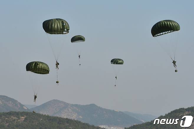 29일 경북 포항시 북구 화진리 일원에서 실시된 2023 쌍룡훈련에서 해병대특수수색대원들이 낙하산을 이용 적 후방에 침투하고 있다.2023.3.29/뉴스1 ⓒ News1 최창호 기자