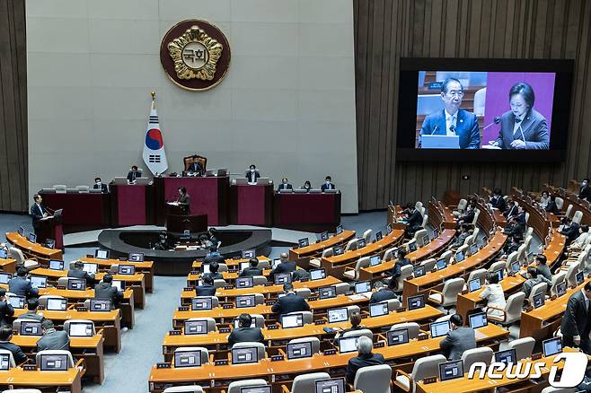 한덕수 국무총리가지난달 7일 오후 서울 여의도 국회에서 열린 제403회 국회(임시회) 제3차 본회의 경제 분야 대정부 질문에서 한무경 국민의힘 의원의 질문을 듣고 있다. 2023.2.7/뉴스1 ⓒ News1 이재명 기자